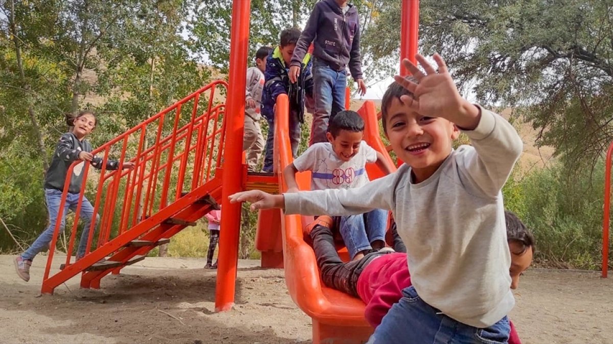 Belediye ekipleri geri dönüşüm malzemeleriyle 2 oyun parkı kurdu