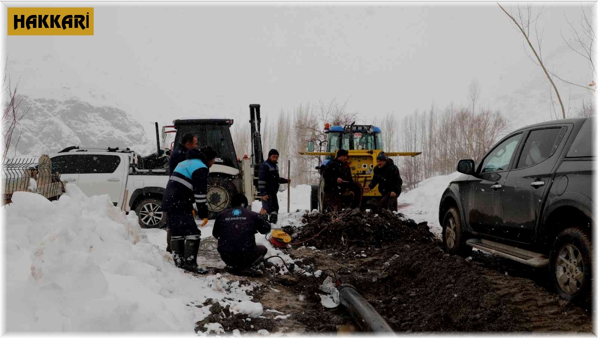 Belediye ekipleri kar yağışı altında su arızası onardı