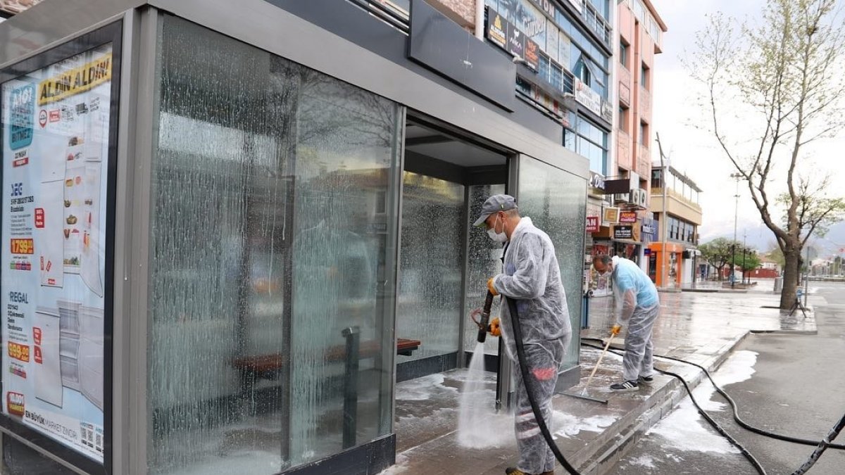 Belediye ekipleri kısıtlamada dezenfekte çalışması yaptı
