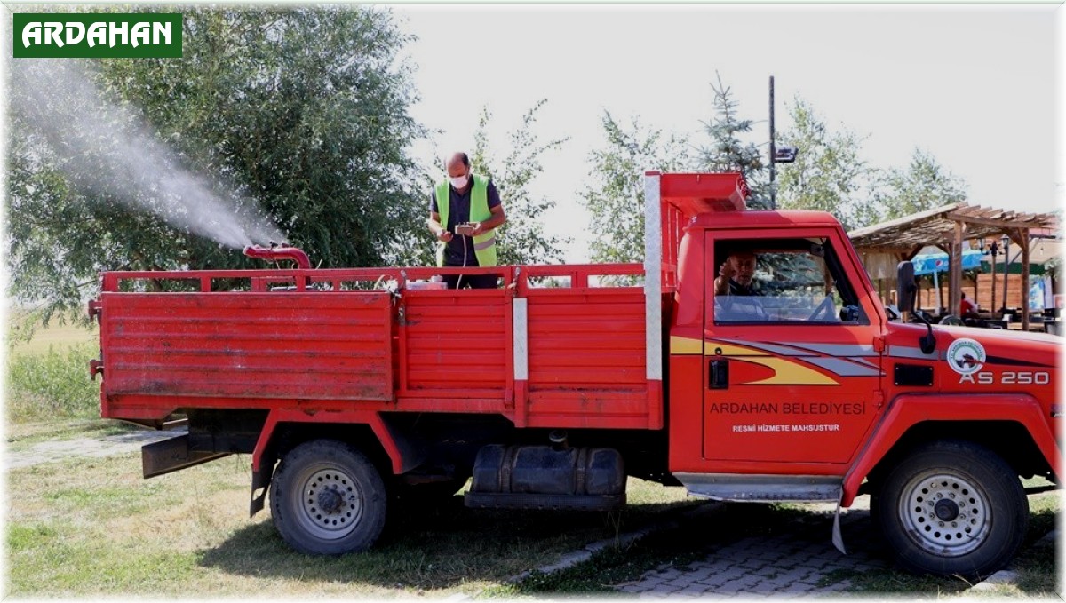 Belediye ekipleri park ve bahçelerde ilaçlama yaptı