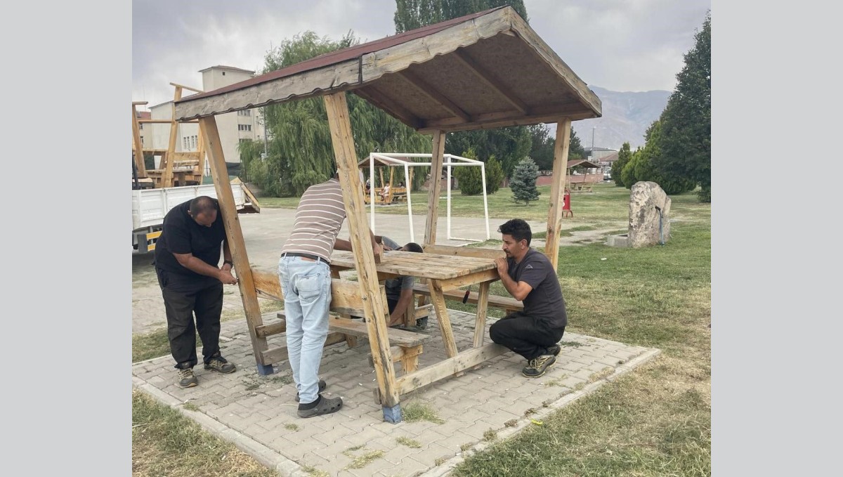 Belediye ekipleri şehir mobilyaları üretiyor