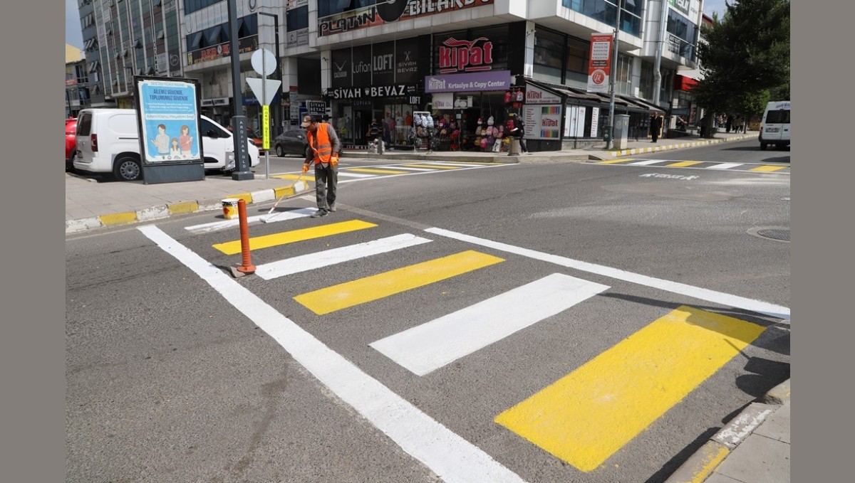 Belediye ekipleri yaya geçidi çizgilerini yeniledi