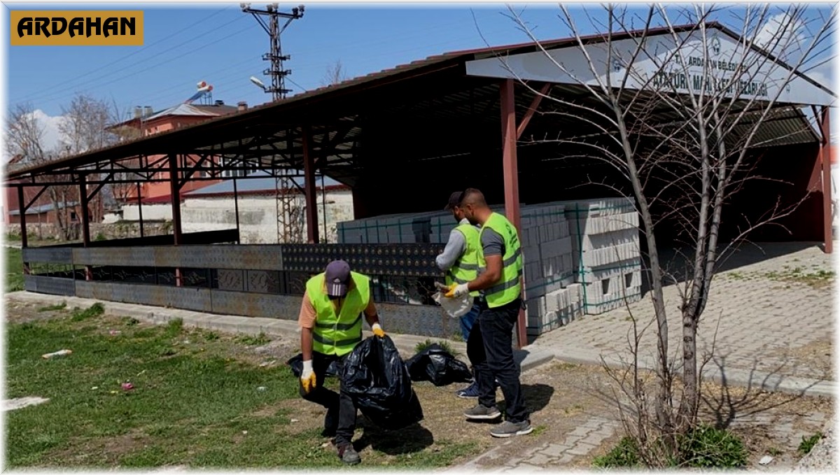 Belediye ekiplerinden bayram öncesi mezarlık temizliği