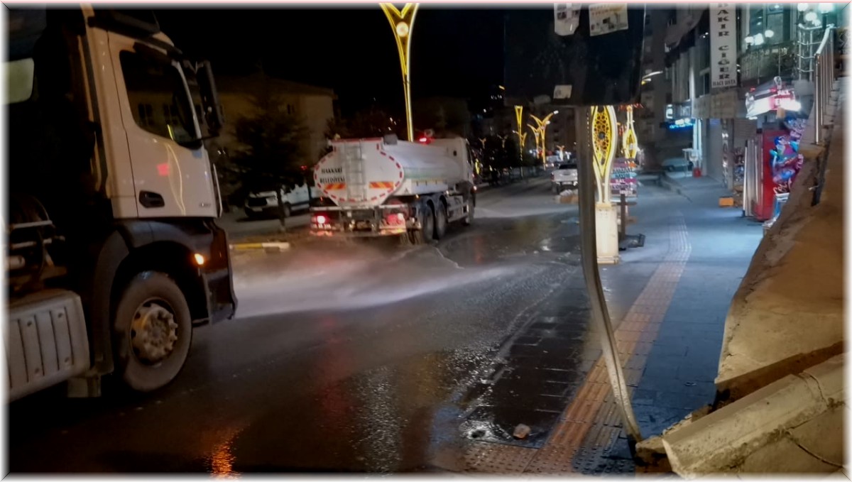 Belediye ekiplerinden dezenfekte çalışması