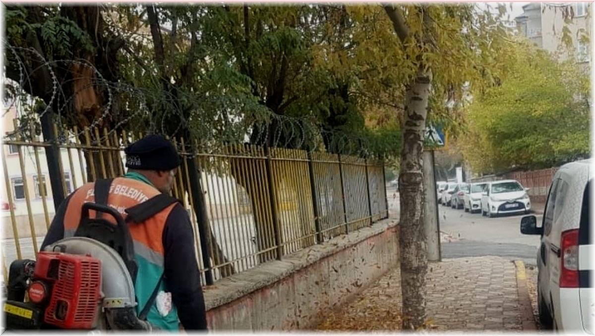 Belediye ekiplerinden yaprak üfleme makinesi ile sonbahar temizliği