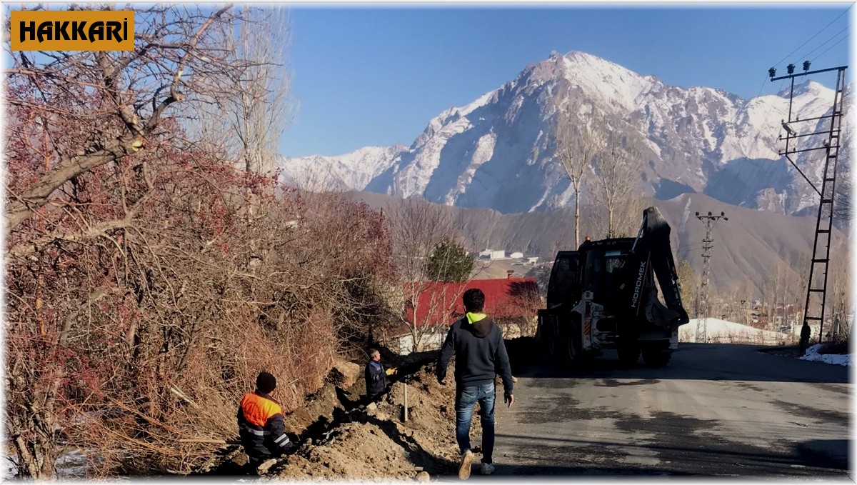 Belediye ekiplerinin dondurucu havada su mesaisi