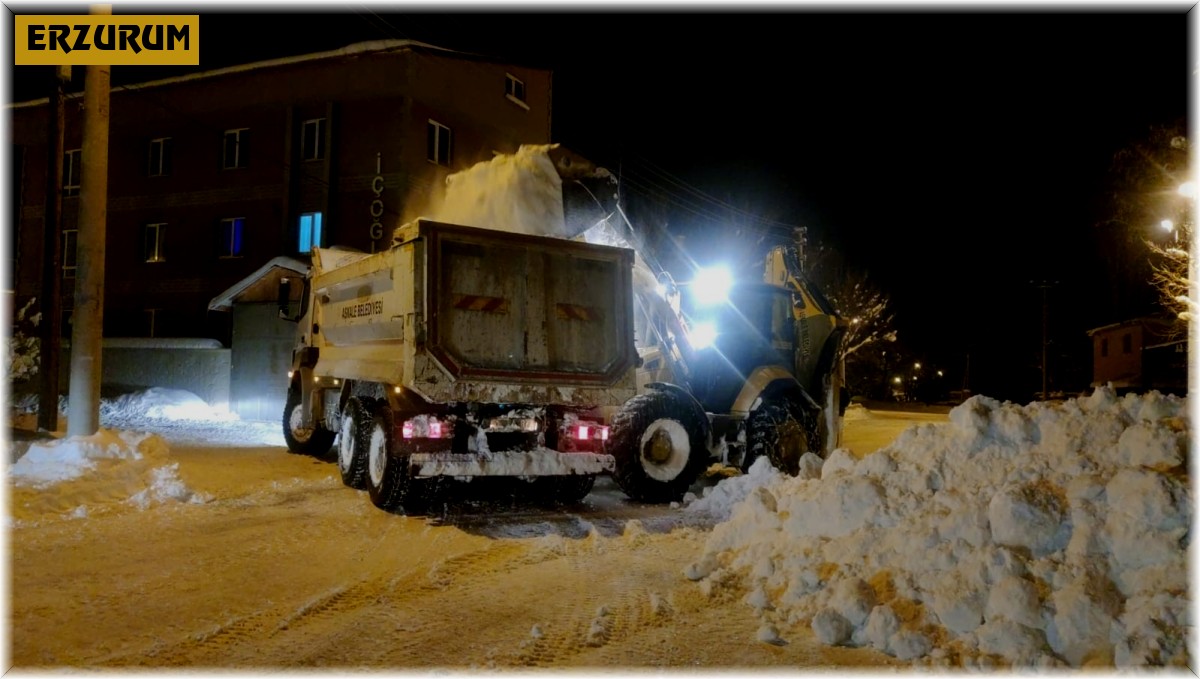 Belediye ekiplerinin gece kar mesaisi