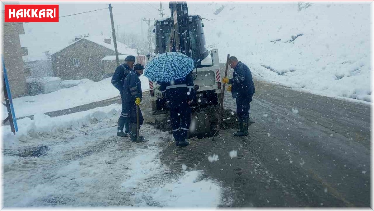 Belediye ekiplerinin kar altındaki zorlu çalışması