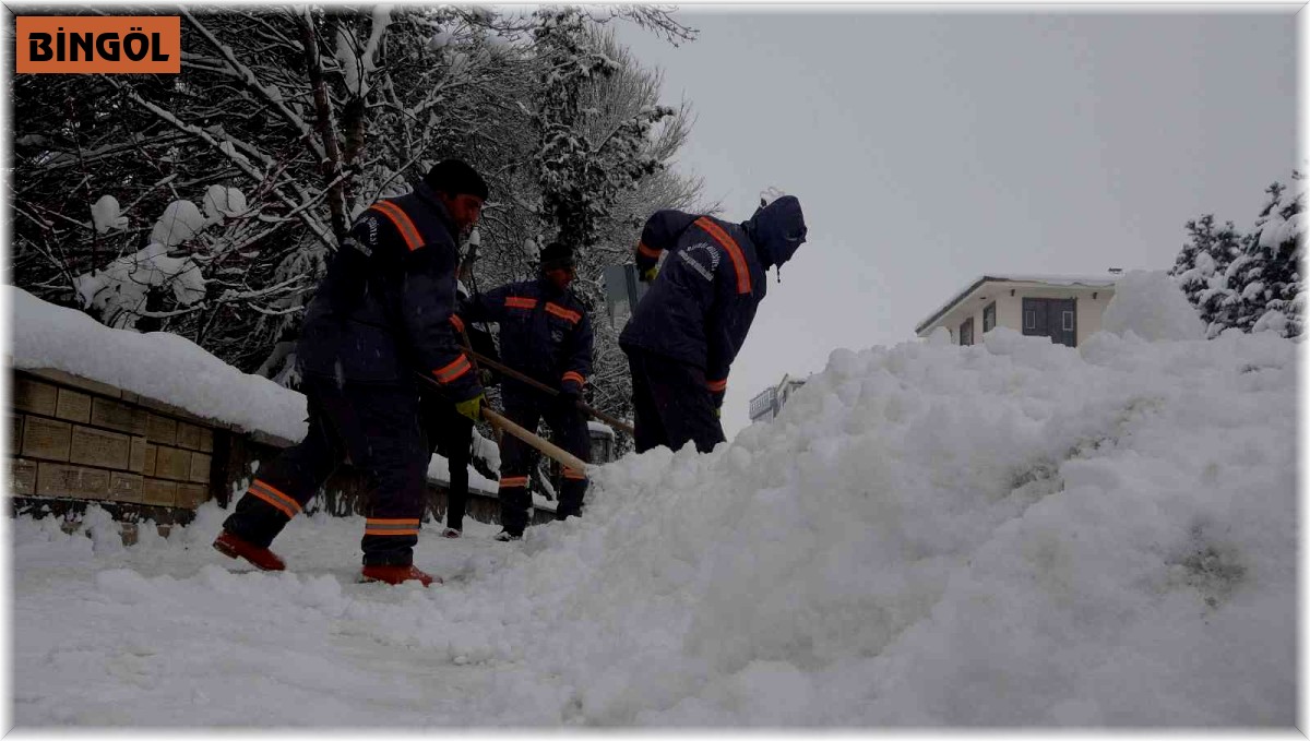 Belediye işçilerinin karla zorlu mesaisi