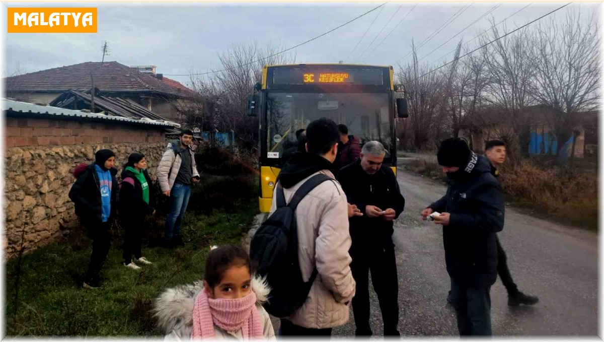 Belediye otobüsü yine arızalandı, yolcular yolda kaldı