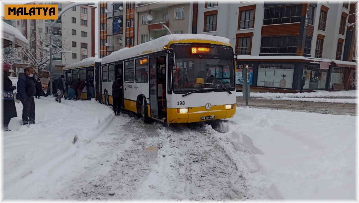 Belediye otobüsü yolda kalınca iş yolculara düştü