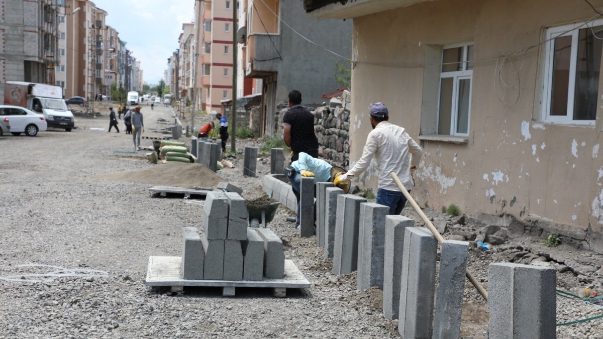 Belediye yol çalışmalarını sürdürüyor