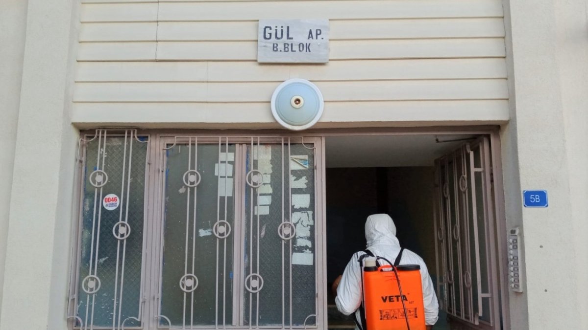 Belediyeden Covid-19 görülen apartmanlara müdahale