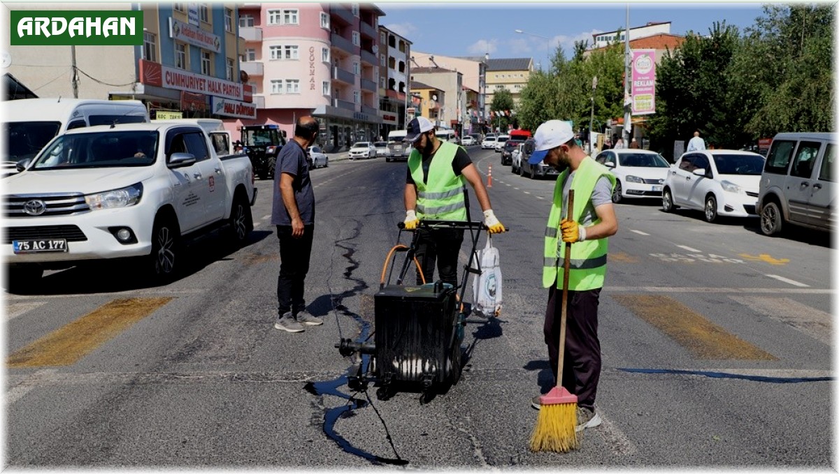 Belediyenin asfalt yama çalışmaları devam ediyor