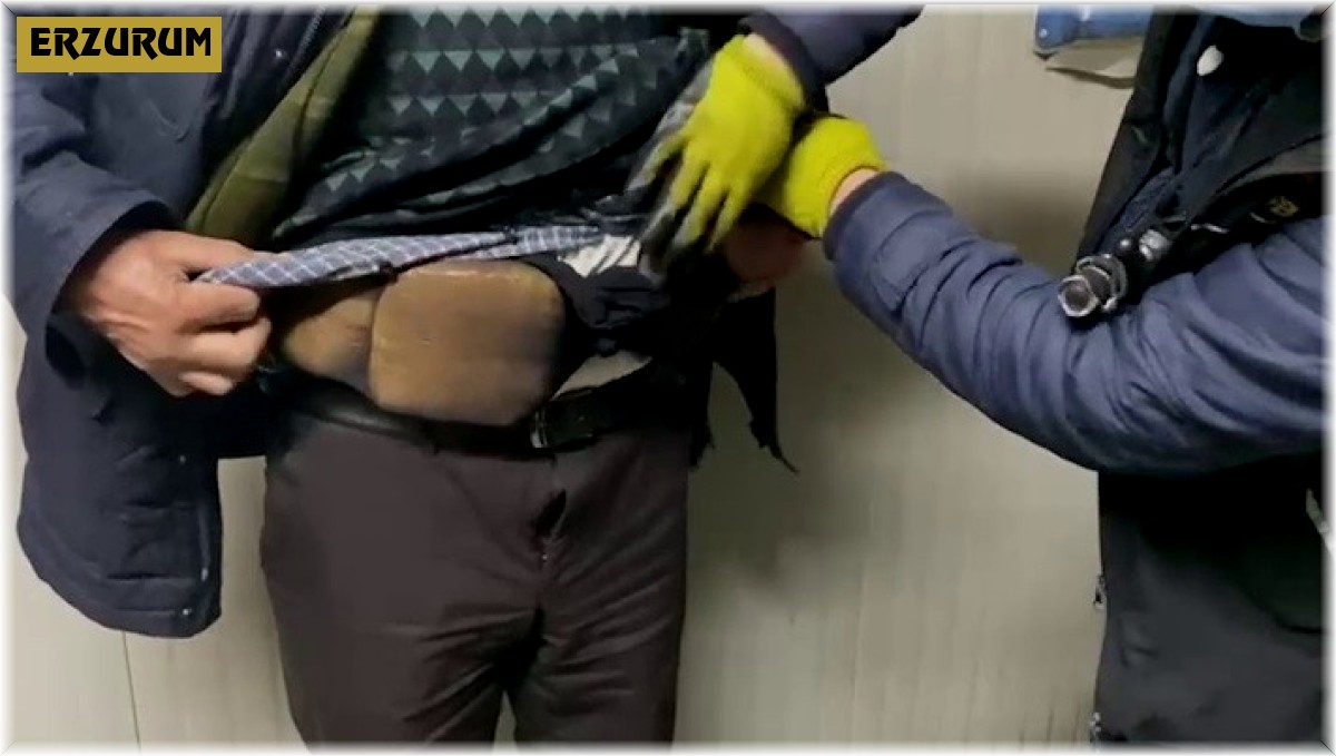 Beline sardığı 3 kilo 50 gram uyuşturucu madde ile yakalandı