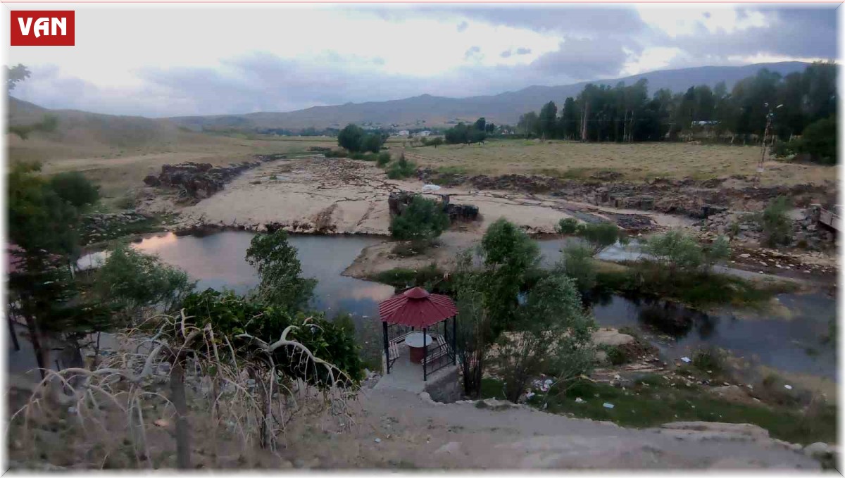 Bendimahi Çayı kurudu, yavru inci kefalleri mahsur kaldı