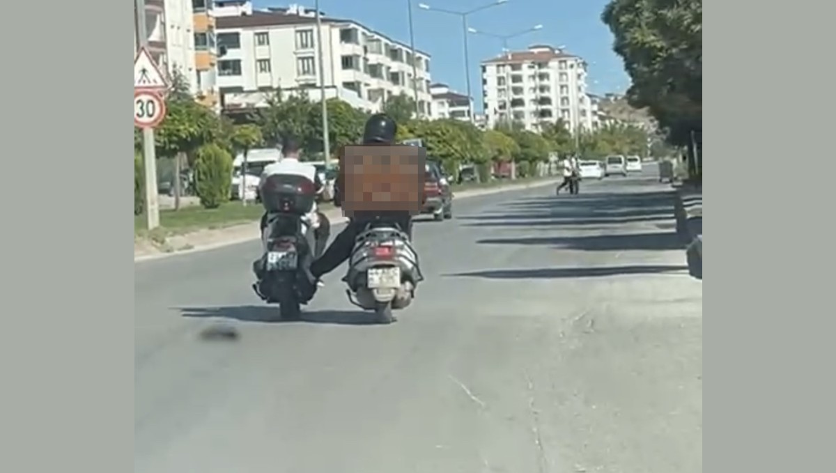 Benzini biten motosikleti ayağıyla itti