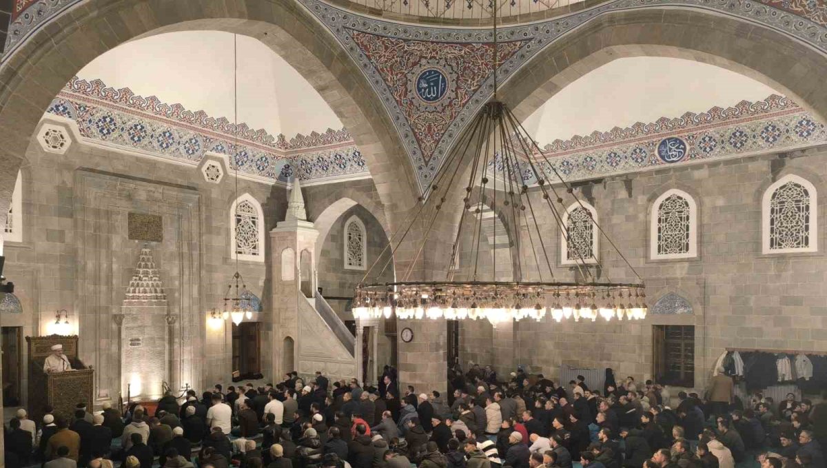 Beraat Kandili'nde camiler doldu taştı