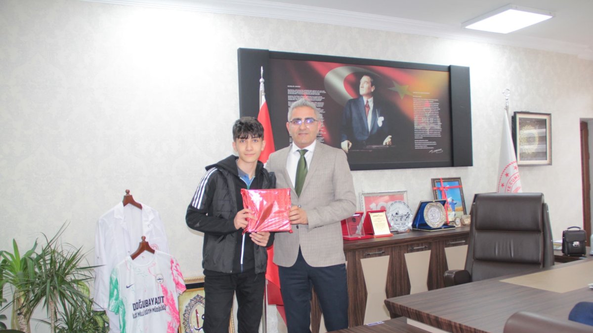 Berat Şahin’den TÜGVA Kitap Yarışmasında Türkiye Beşinciliği