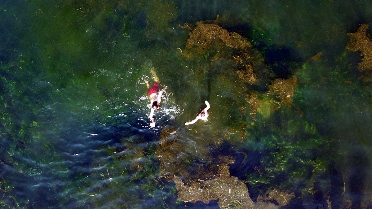 Beşminare Akademisi Derneği üyeleri dondurucu soğuğa rağmen doğal havuzda yüzdü