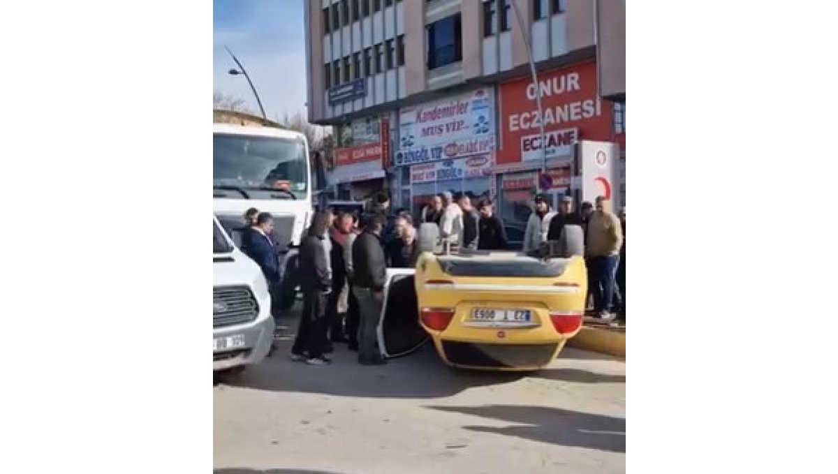 Beton mikseri ile çarpışan taksi ters döndü: 1 yaralı