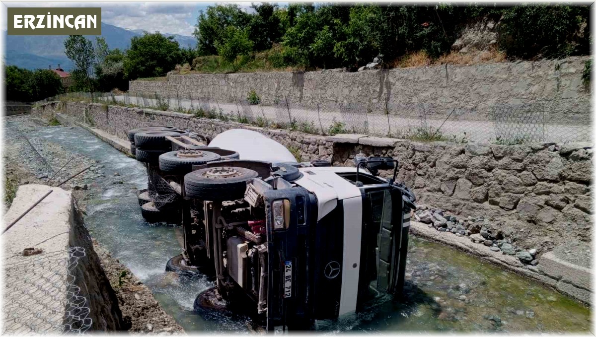 Beton mikseri su kanalına düştü