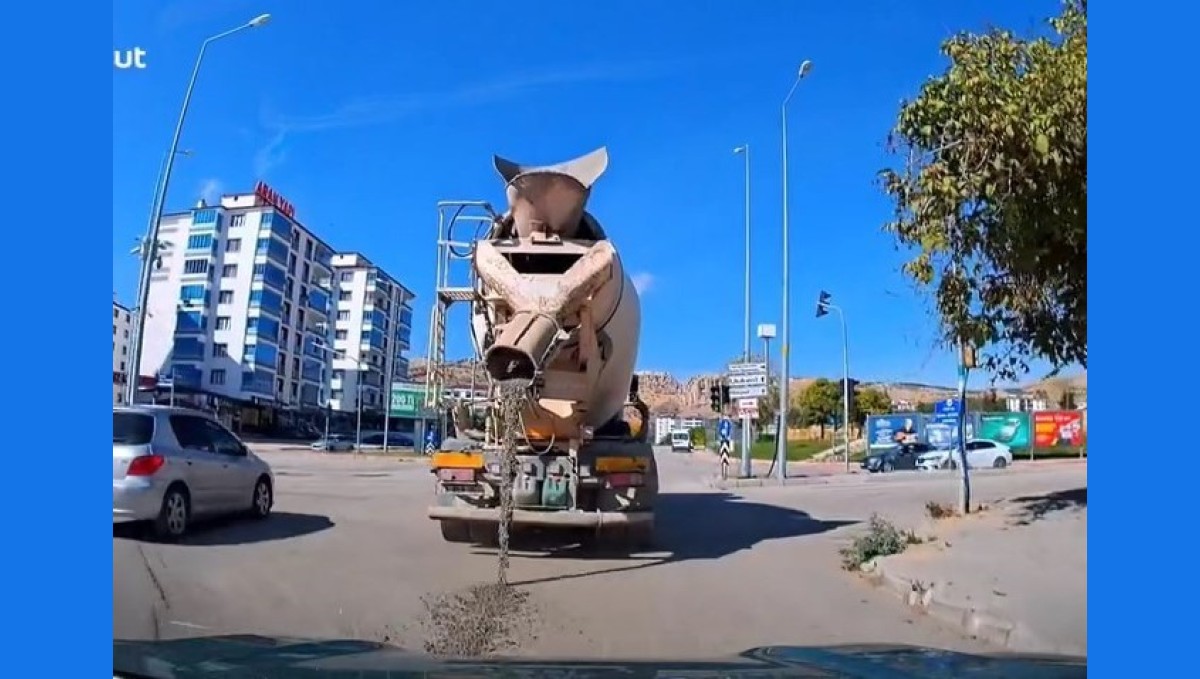 Beton mikserinin yola çimento dökerek ilerlediği anlar kamerada