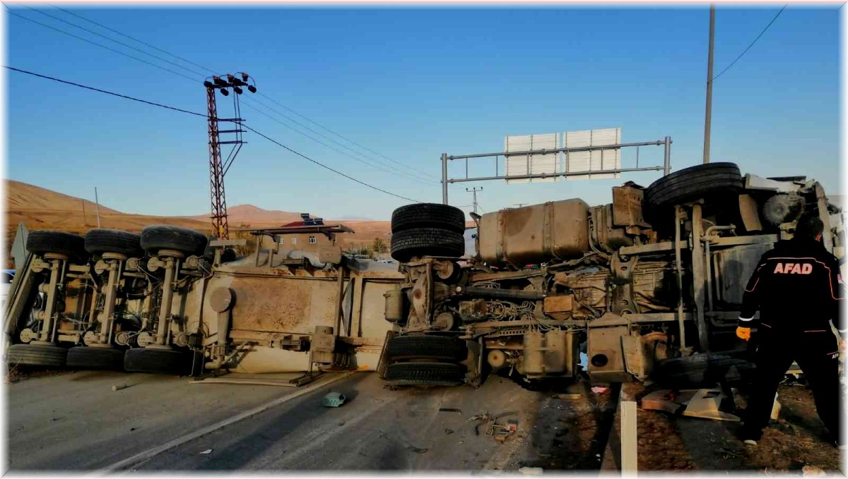 Beton mikseriyle minibüs çarpıştı: 2 ölü, 4 yaralı