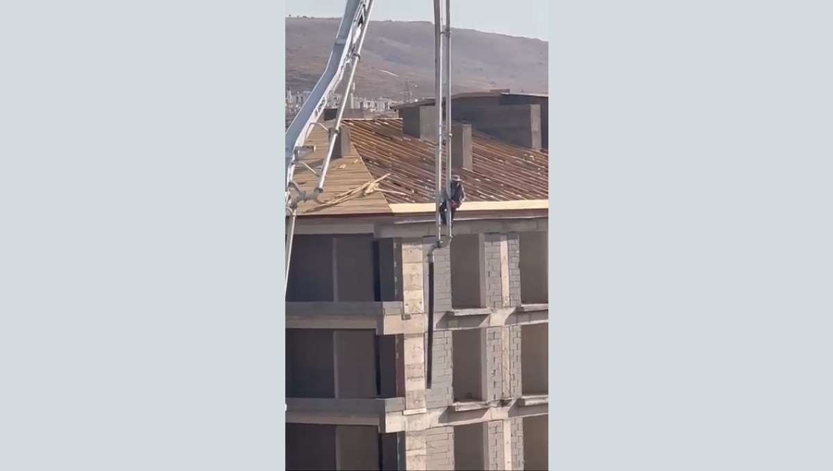 Beton pompasını asansör gibi kullandı, metrelerce yüksekliğe çıktı