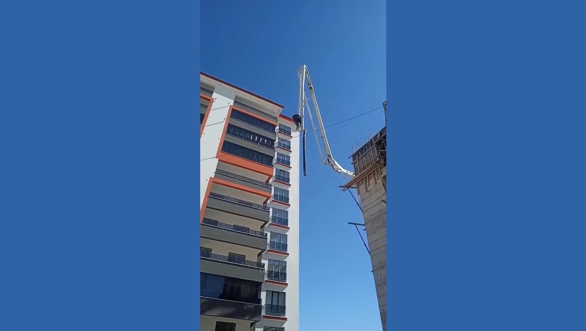 Beton pompasının üzerinde metrelerce yüksekliğe çıkan işçi, adeta ölüme meydan okudu