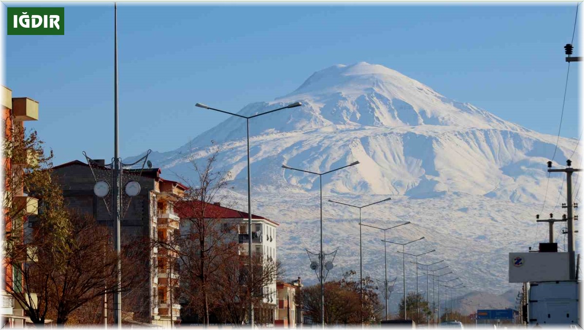 Beyaz gelinliğini giyen Ağrı Dağı'ndan kartpostallık görüntü