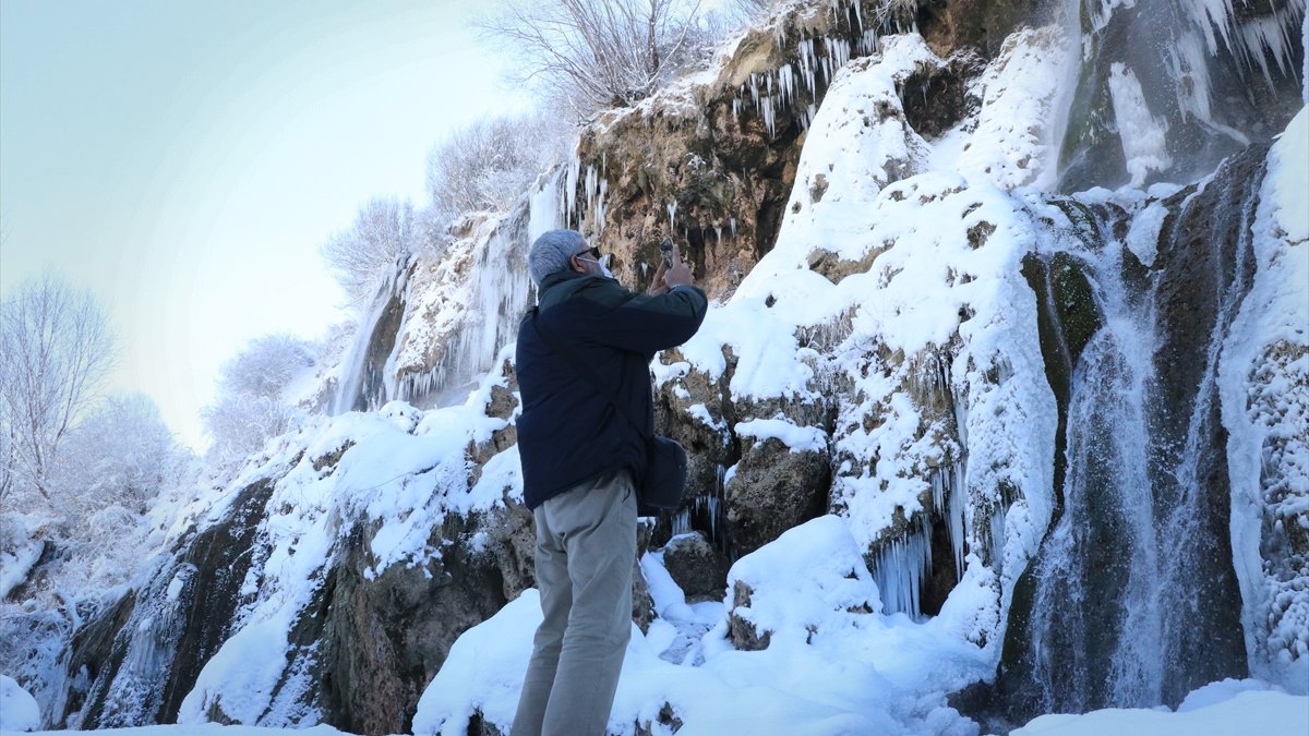 "Beyaz gelinliği"ni giyen Girlevik Şelalesi kışın da güzelliğiyle cezbediyor