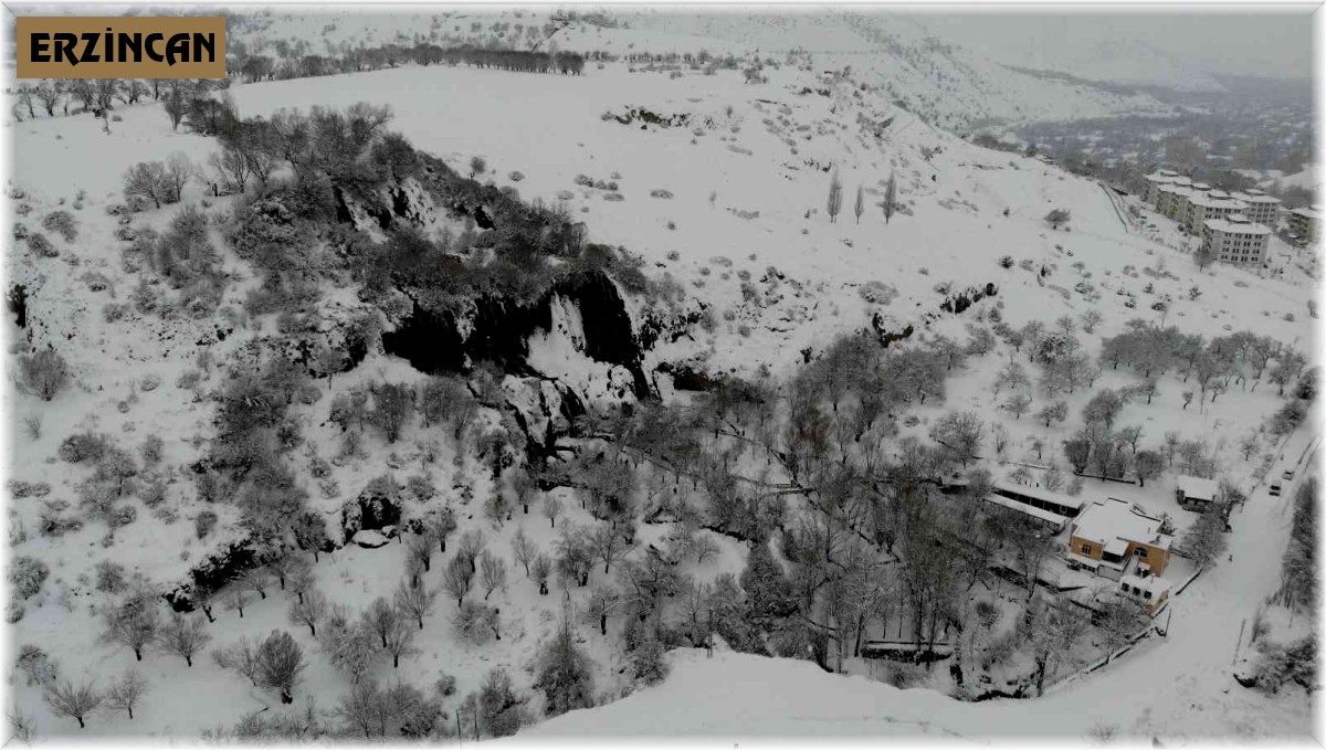 Beyaz gelinliğini giyen Girlevik Şelalesi ziyaretçilerine görsel şölen sunuyor