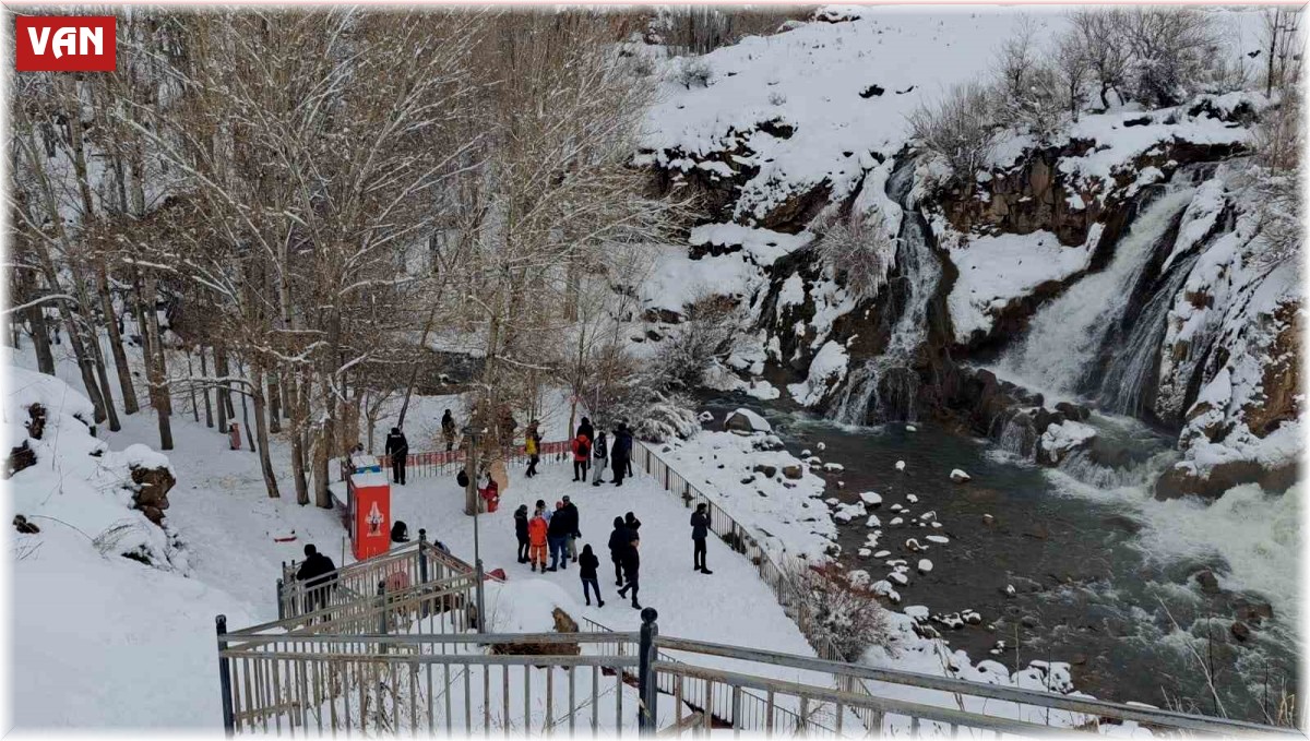 Beyaz gelinliğini giyen Muradiye Şelalesi'ne yoğun ilgi
