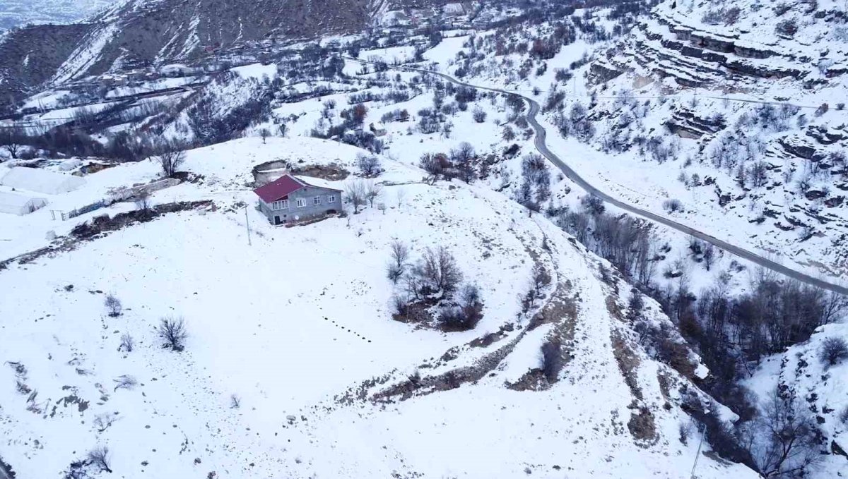 Beyaza bürünen 2 bin rakımdaki mahalleler havadan görüntülendi