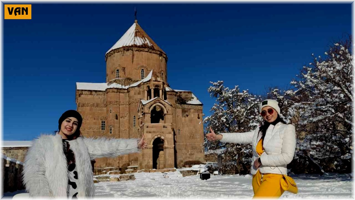 Beyaza bürünen Akdamar Adası'na İranlı turistlerden yoğun ilgi