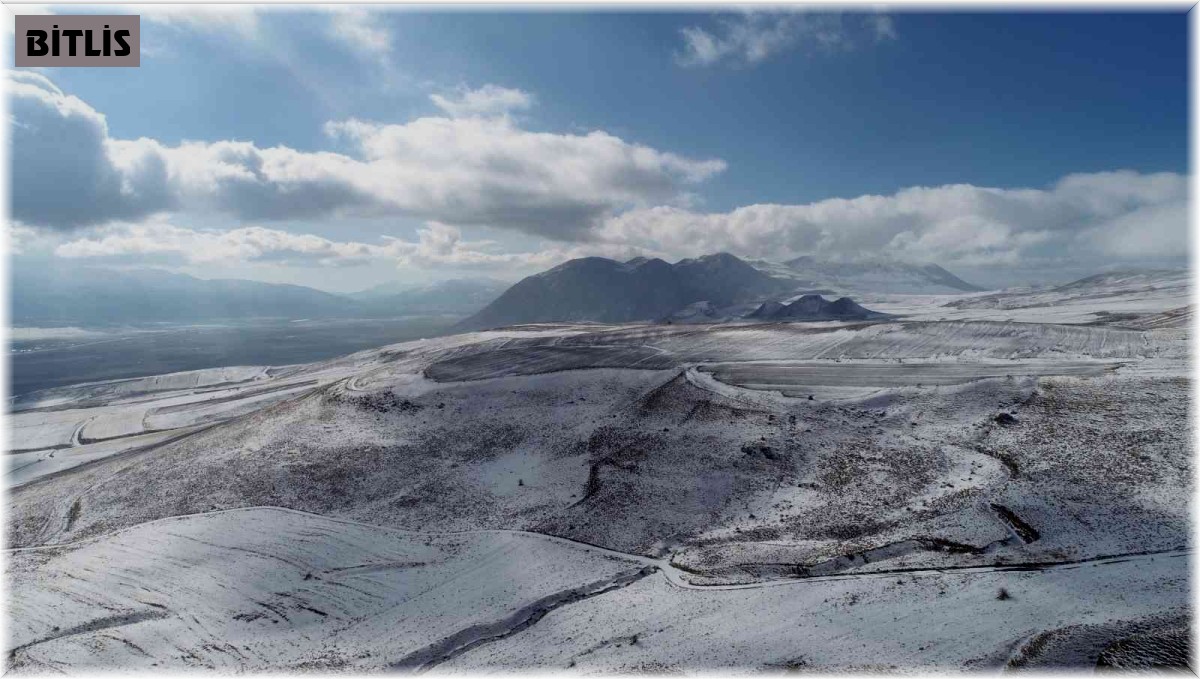 Beyaza bürünen dağlardan kartpostallık görüntüler