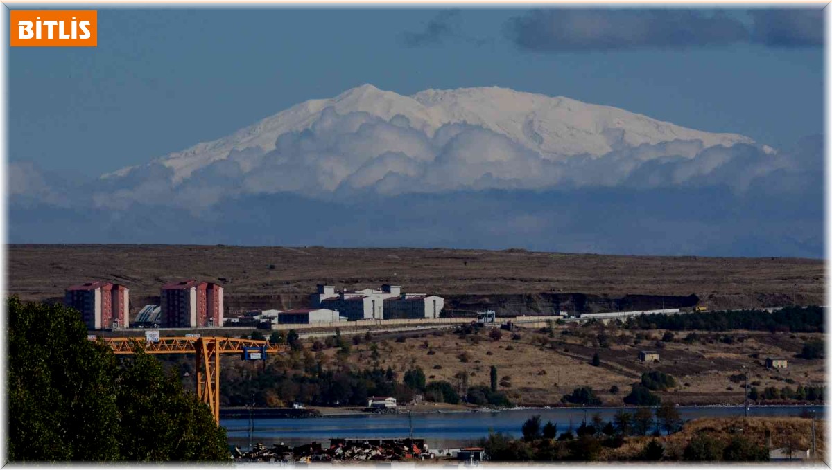 Beyaza bürünen Süphan Dağı görüntüsüyle hayran bıraktı