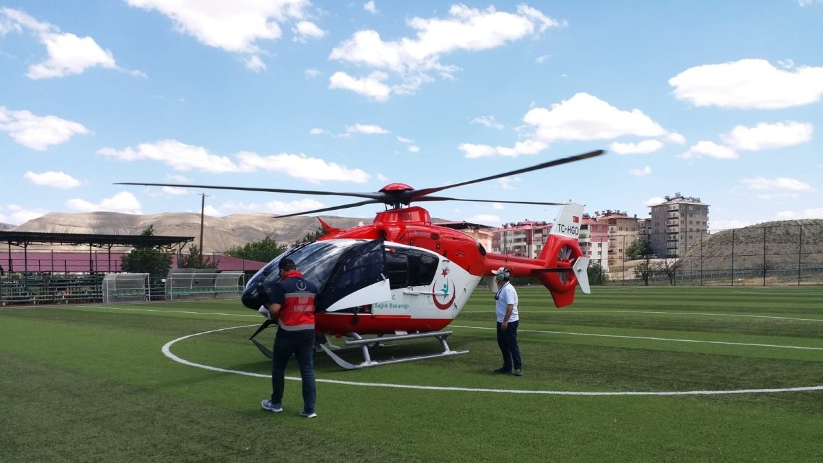 Beyin kanaması geçiren vatandaş, ambulans helikopterle hastaneye yetiştirildi
