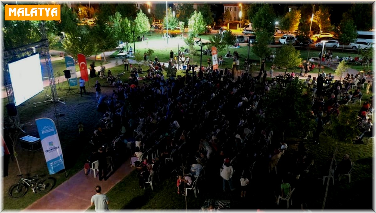 Beylerderesi şehir parkında sinema keyfi