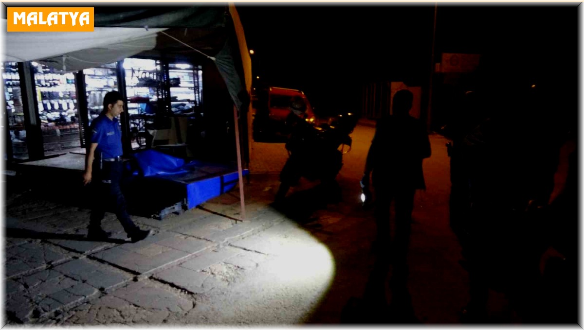 Bıçaklı kavga anonsuna giden polis ekipleri çorapçı esnafını kanlar içerisinde buldu