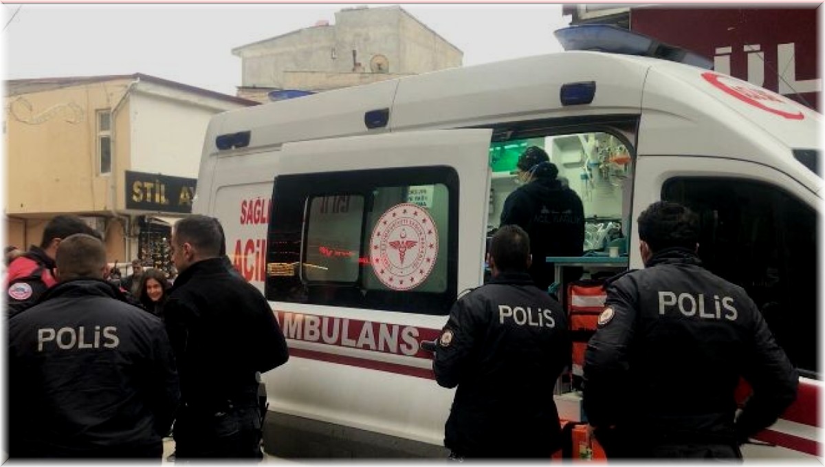 Bıçaklı kavgada sırtından yaralandı