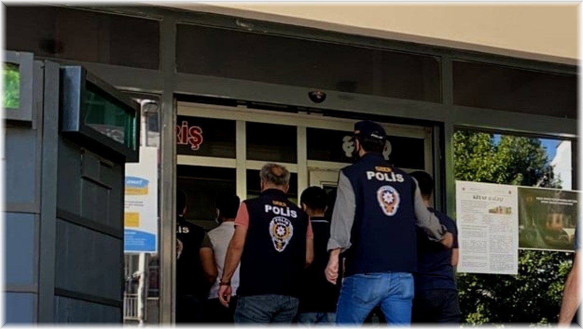 Bıçaklı yaralama ve gaspa 3 tutuklama