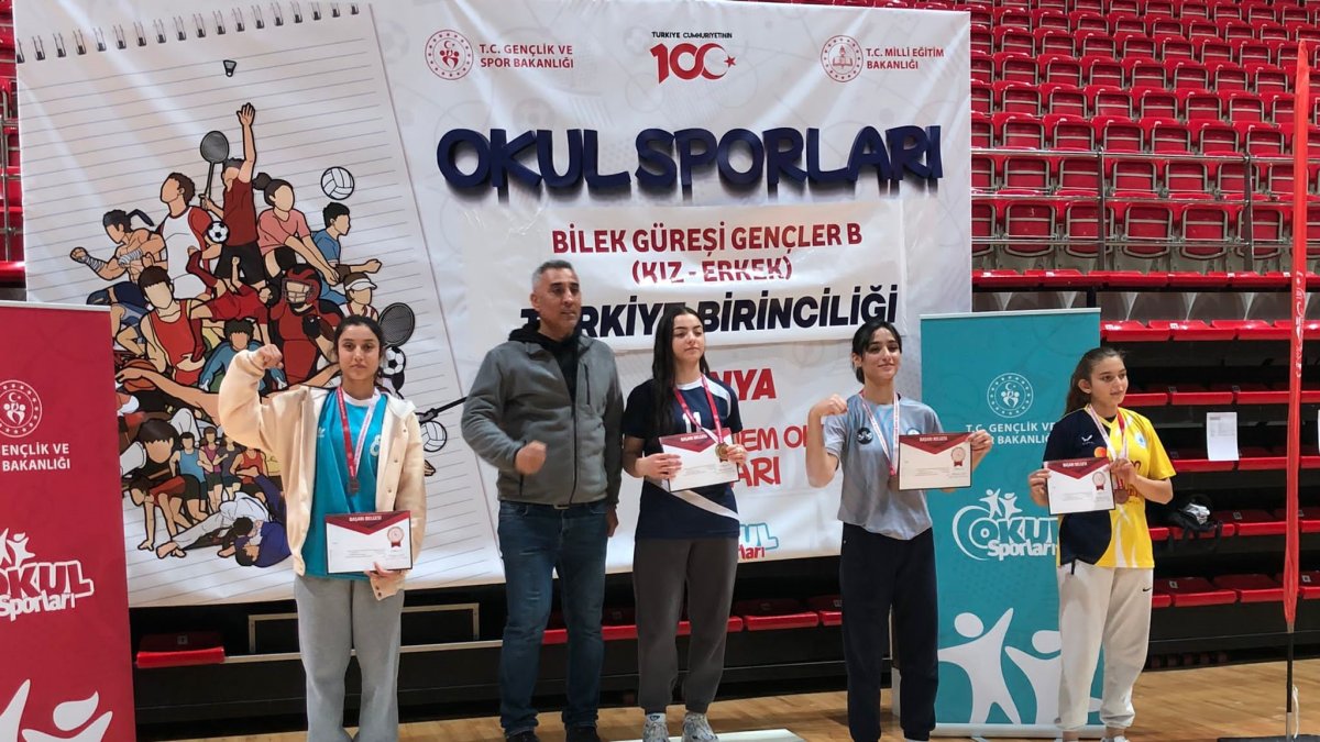 Bilek güreşi şampiyonasında Türkiye ikincisi oldu