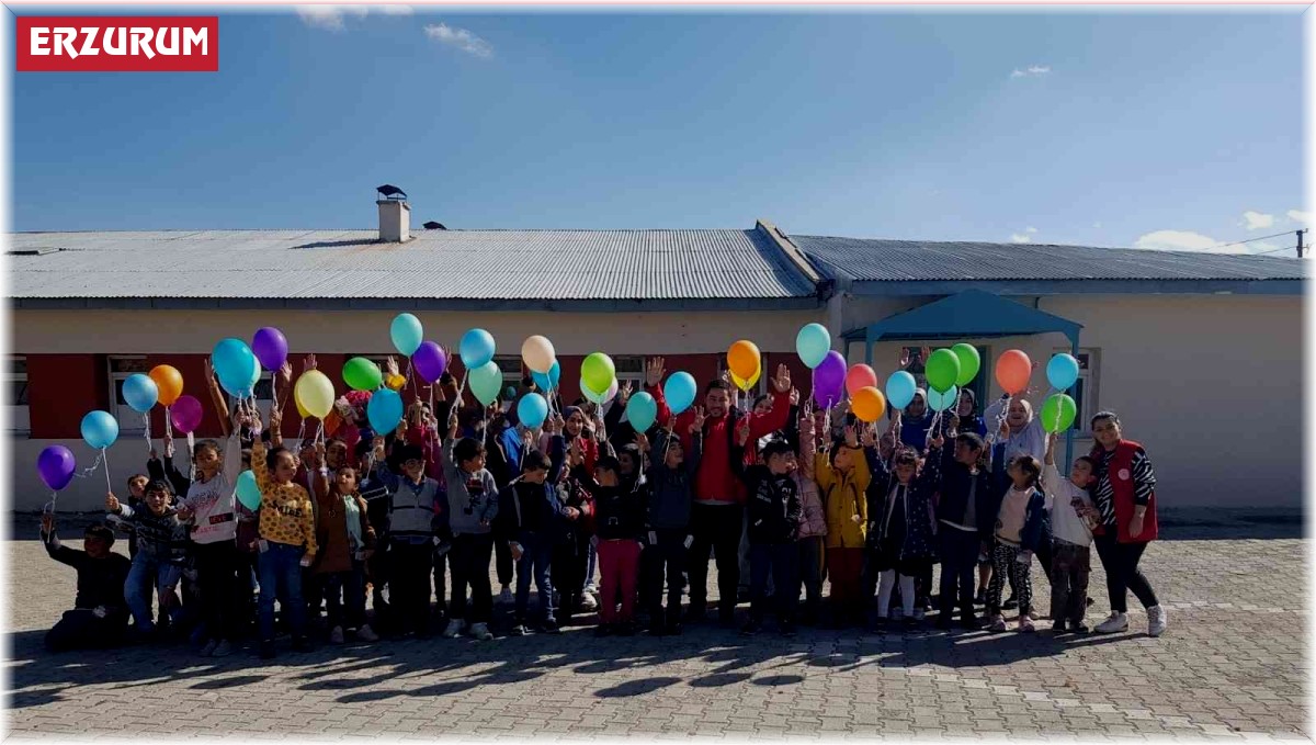 Bileklik tasarladı çocuklara hediye ettiler