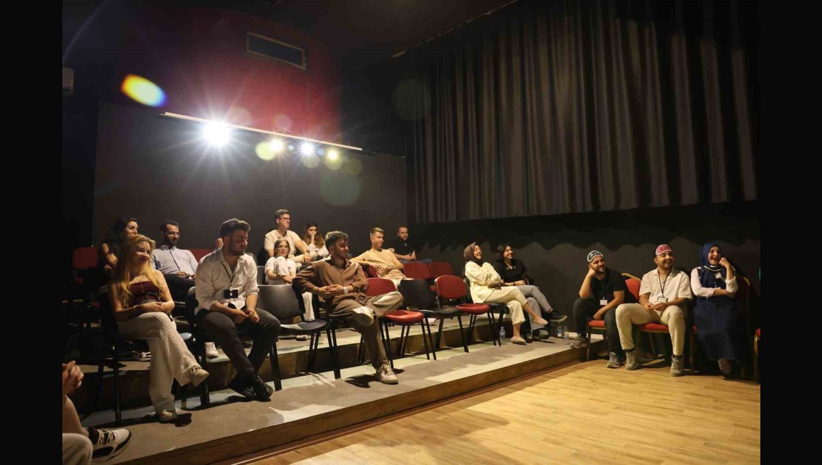 Bilet alan seyirci, bu kez oyuna dahil oldu