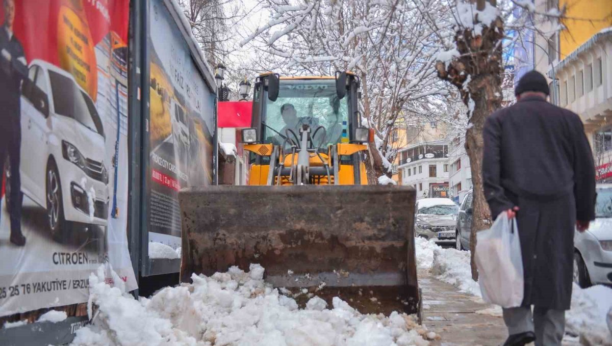 Bin 200 personel ve 400 araç sahada karla mücadele yapıyor