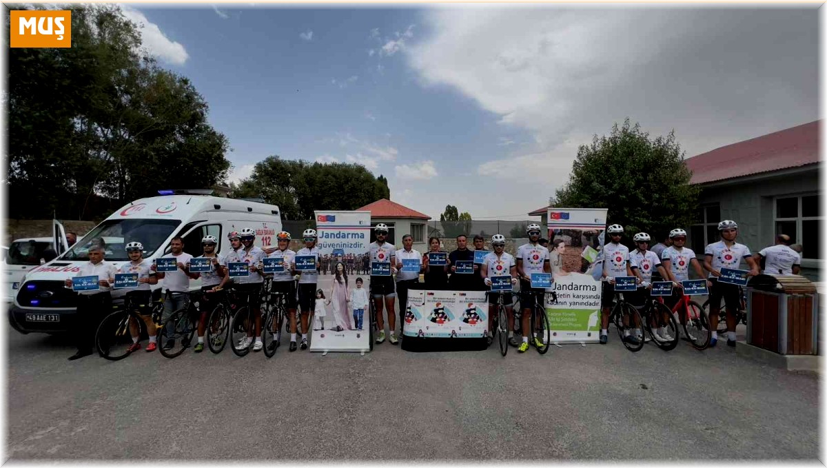 Bin 300 kilometre pedal çevirerek 'kadına şiddete hayır' dediler