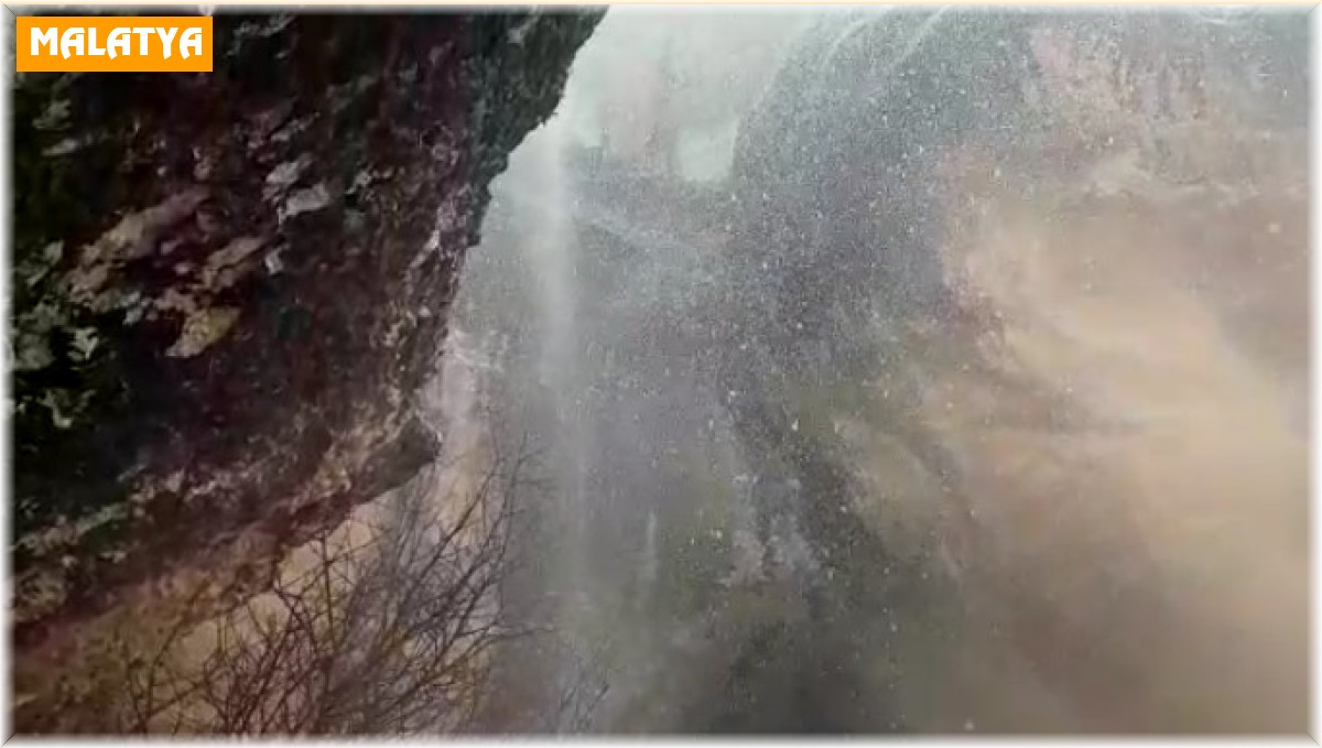 Bin 700 rakımda şiddetli yağış sonrası şelale oluştu