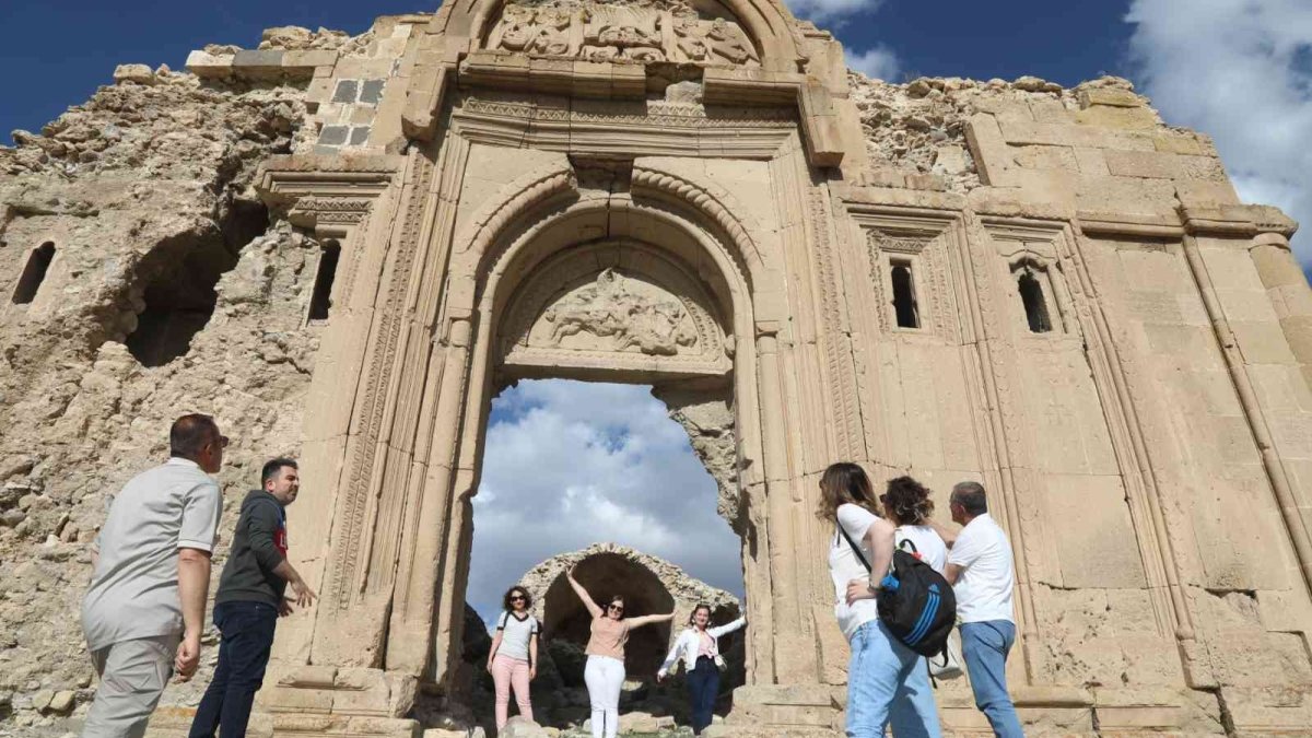 Bin 700 yıllık kiliseye ziyaretçi akını